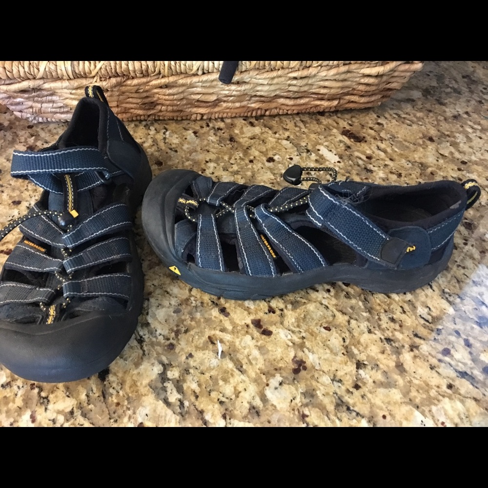 Navy blue big kid keens